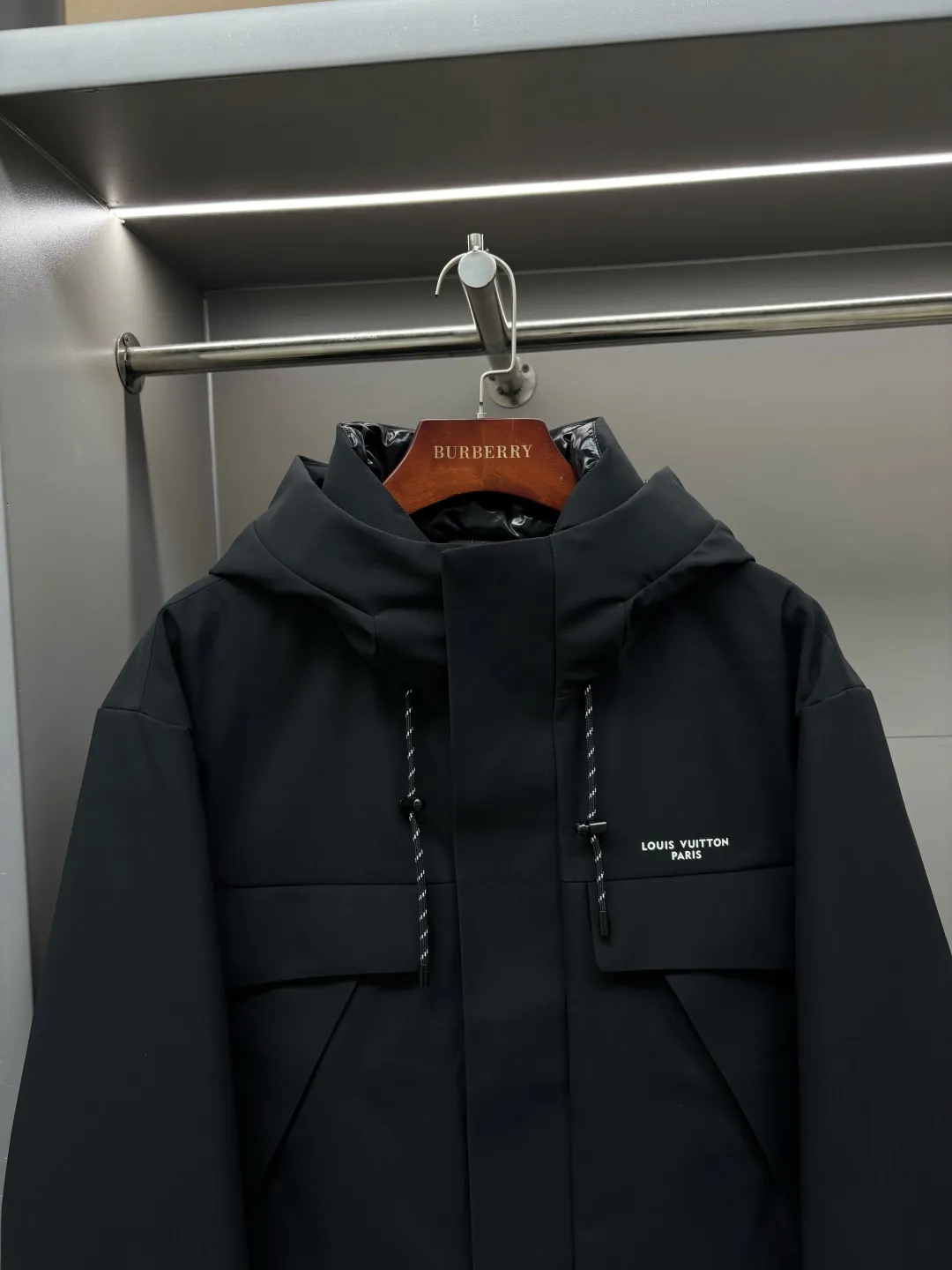 🅿️1440 LV Louis Vuitton's new lettered down jacket is rarely available through trading company channels, and will be sold simultaneously on the official website! V's new down jacket is a popular fashion item this winter. The fabric is made of customized high-density technical fiber blend material, which has excellent windproof, waterproof and anti-velvet capabilities! This means you can wear it outside in the cold winter months with confidence and stay dry and warm whether it’s windy, rainy or snowy! This design not only increases the overall sense of layering, but also makes you look more outstanding when wearing it!  The interior is filled with European standard imported 90 white goose down. The interior is divided into sections through horizontal quilting technology, making the down jacket full and fluffy. It not only provides sufficient warmth, but also maintains a light feeling, making you more comfortable when wearing it! As well as hardware accessories engraved with the brand's logo, it shows luxurious and elegant details! The casual and versatile version, whether you are a boy or a girl, can easily interpret different styles, making you the center of attention in different occasions! Size: M-XXXL Color: black beige